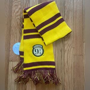 NWT Harry Potter Gryffindor Scarf with Platform 9 3/4 Patch